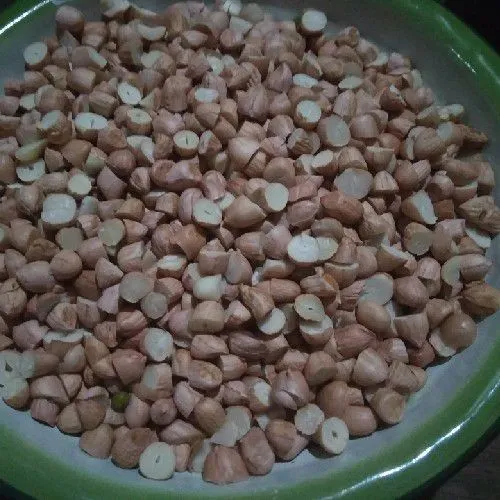 Potong-potong kacang tanah menjadi dua bagian. Ini supaya kacang mudah matang dan tidak gampang lepas dari rempeyeknya.