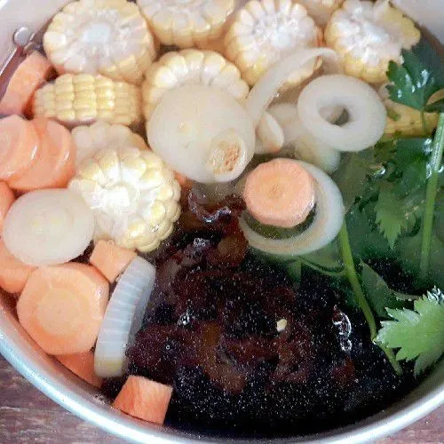 Masukkan sayuran, bawang dan air ke dalam panci.