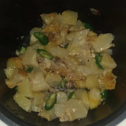 Kemudian masukkan kikil. Aduk dan tambahkan air secukupnya agar kikil menjadi lunak. Kemudian masukkan kecap manis, garam, gula dan lada bubuk. Aduk rata dan masak sampai mendidih.