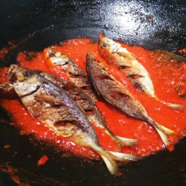 Masukkan ikan goreng ciu mata besar, kemudian aduk dan koreksi rasa.