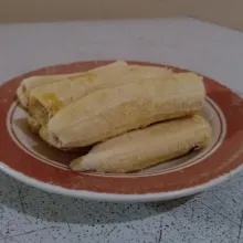 Pisang yang ada dikupas dan di potong menjadi dua bagian.