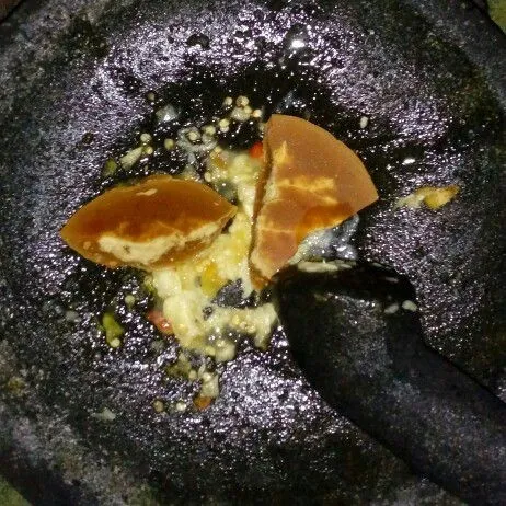 Haluskan bawang putih, cabai, garam, dan gula jawa.