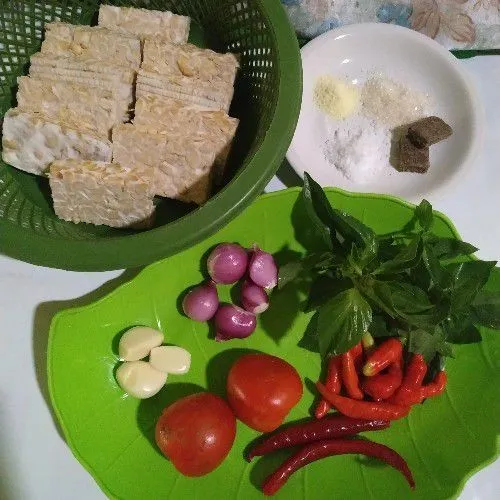 Siapkan terlebih dahulu bahan yang dibutuhkan yaitu: tempe yg sudah di potong, bawang putih, bawang merah, tomat, cabai keriting, cabai rawit, kemangi, gula, garam, kaldu bubuk, dan terasi.