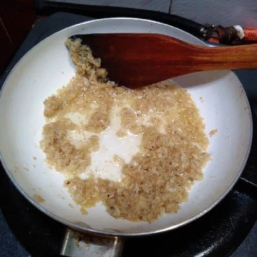Saat rebusan daging sudah mendidih, tumis bumbu halus sebentar saja, cukup sampai harum dan menggumpal saja dengan api kecil.
