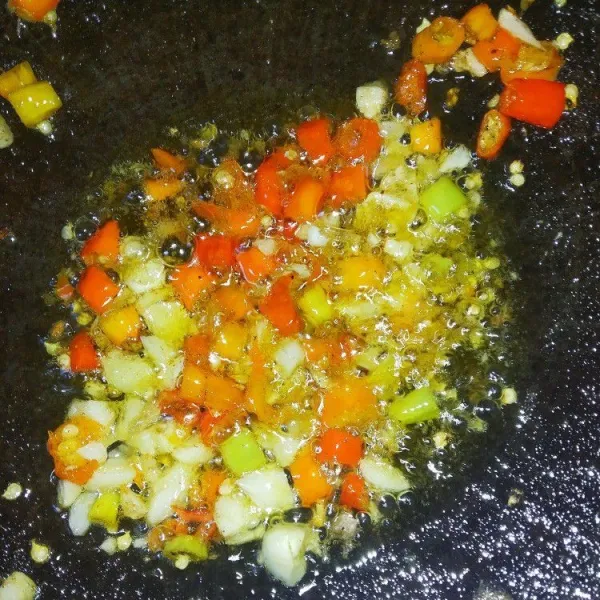 Panaskan kurang lebih 3 sdm minyak goreng, kemudian masukkan bawang putih dan rawit hingga harum dan berubah warna.
