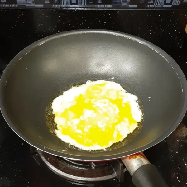 Panaskan sedikit minyak, lalu masukkan telur untuk buat telur orak arik terlebih dahulu. Lalu angkat dan sisihkan.