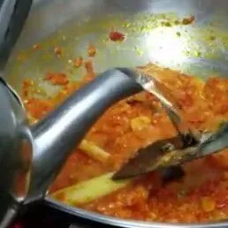 Tambahkan sedikit air, aduk hingga air sedikit berkurang. Setelah itu masukkan kentang yang tadi digoreng.