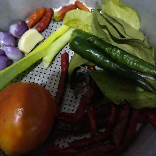 Cuci bersih bumbu, tiriskan.