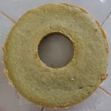 Kalau sudah berwarna agak coklat angkat kue, tunggu agak dingin keluarkan dari loyang. Bolu koja siap di potong. Selamat mencoba.