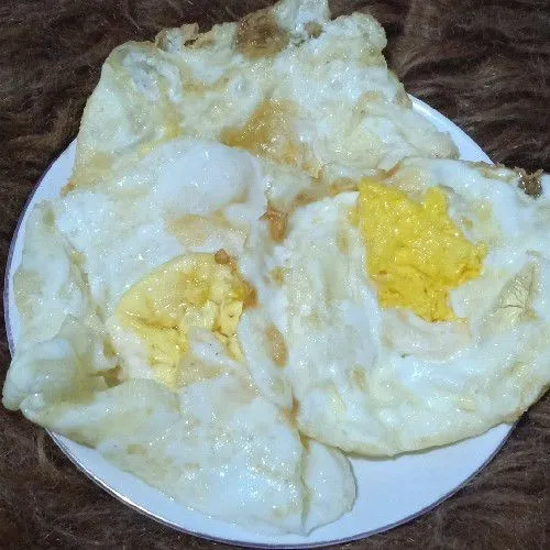 Goreng ceplok telur, sisihkan.