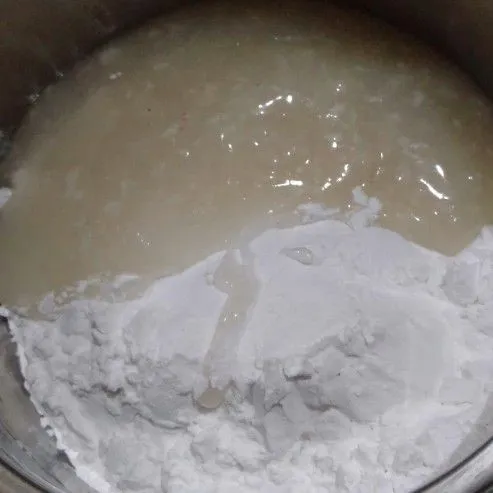 Setelah adonan mengental, masukkan adonan ke sisa tepung tapioka. Aduk hingga rata. Bentuk adonan bulat pipih. Ulangi hingga adonan habis.