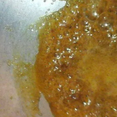 Siapkan wajan lain dan panaskan gula merah, gula pasir, dan 30 ml air hingga gula larut kemudian diaduk terus sampai mendidih dan mengeluarkan busa.