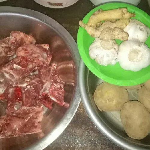 Siapkan bahan-bahan yang akan dimasak, tulang babi, kentang, jahe, dan bawang putih.