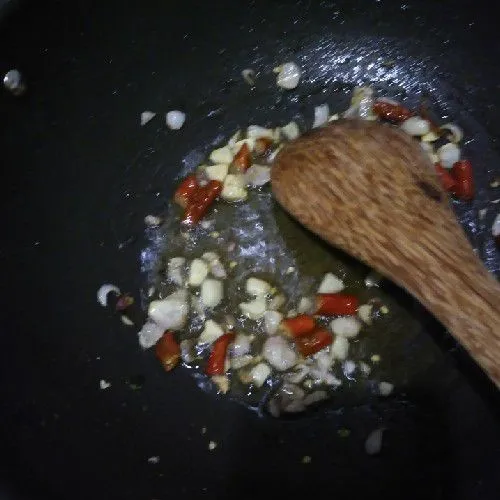 Tumis cabe, bawang merah dan bawang putih hingga harum.