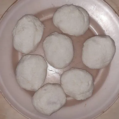 Masukkan sedikit garam ke adonan ubi, lalu bentuk bulat-bulat.