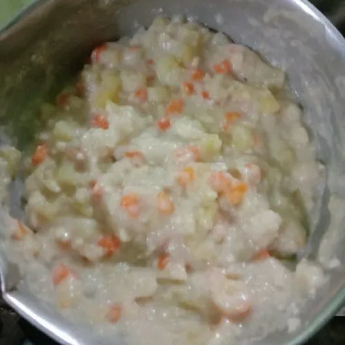 Siapkan isian wortel dan kentang yang sudah di masak dengan susu dan tepung terigu.