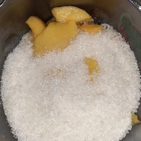 Masukkan gula pasir, tambahkan sedikit garam dan air, lalu blender halus.