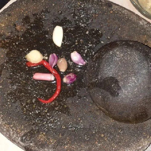 Giling halus bumbu bawang merah, bawang putih, cabai merah, jahe, dan lengkuas.