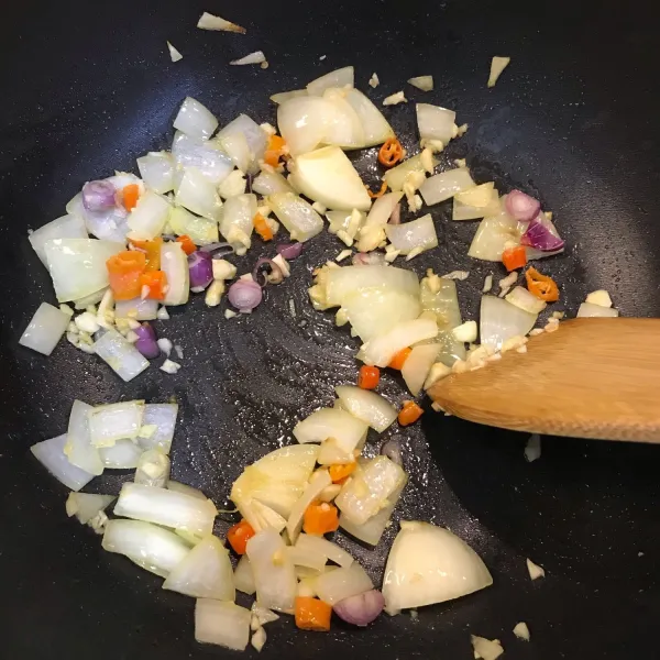 Masukkan bawang putih, bawang merah, dan cabai rawit. Tumis hingga wangi.