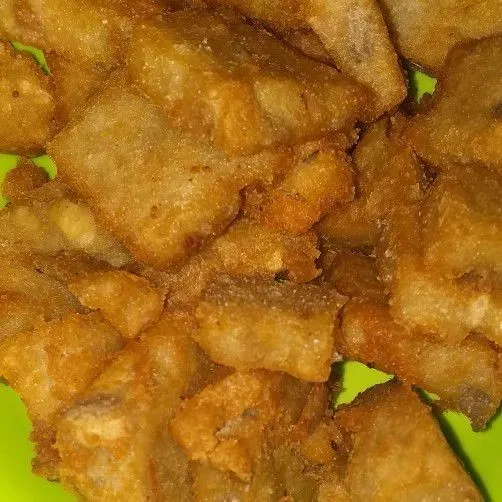 Goreng kue dalam minyak panas, sajikan kue dengan saus sambal.