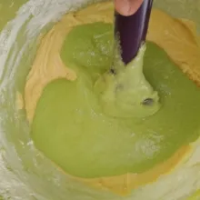 Masukkan campuran santan kedalam campuran tepung.