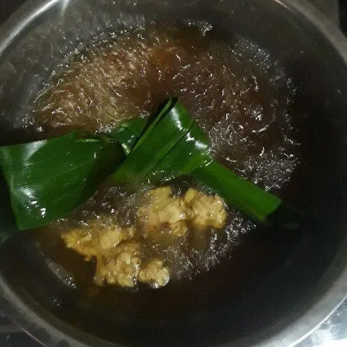 Sisir gula merah, geprek jahe, simpul daun pandan. Kemudian masukkan ke dalam panci lalu tambahkan air dan sejumput garam. Rebus sampai mendidih dan gula merah larut sempurna. Angkat lalu saring.