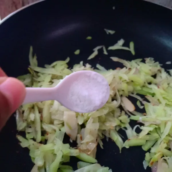 Terakhir masukkan garam gula dan merica, aduk rata.