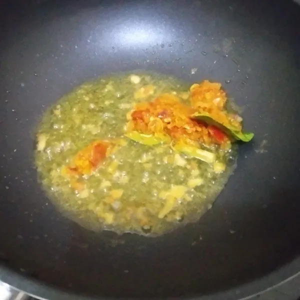 Haluskan bumbu lalu tumis sebentar sampai harum.