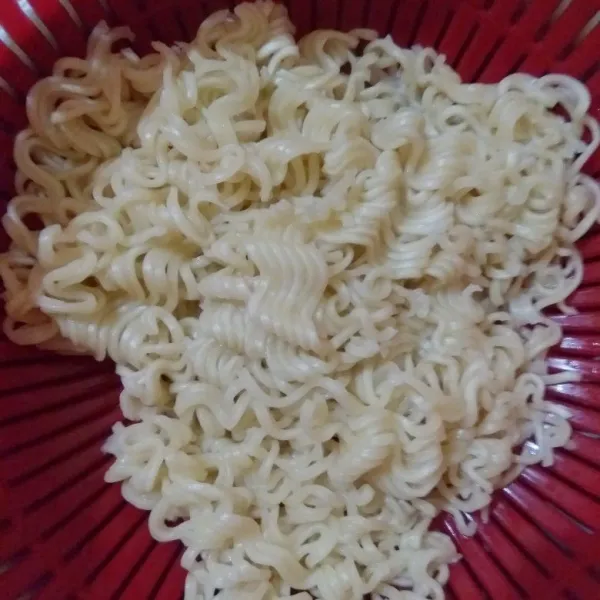 Matikan kompornya, tiriskan mie instan tadi.