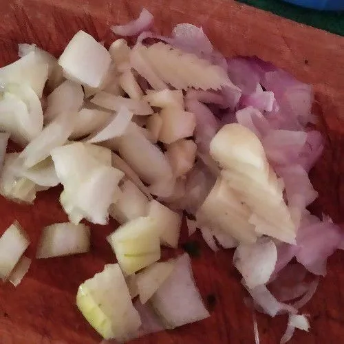 Cincang kasar bawang putih, bawang merah, dan bawang bombay.