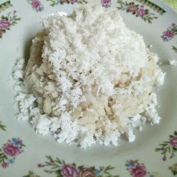 Ketan koro matang dan siap disajikan dengan kelapa parut.