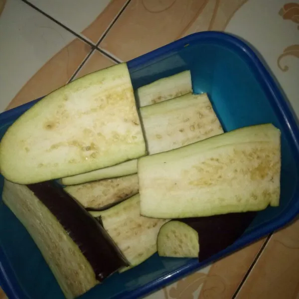 Potong terong menjadi 4 bagian.