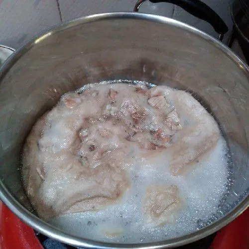 Rebus daging hingga mendidih dengan air secukupnya. Buang air rebusan pertama.
