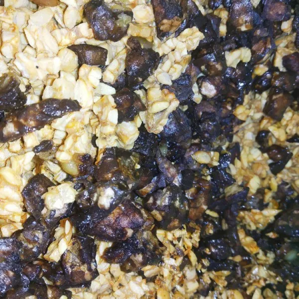 Panaskan minyak goreng kemudian goreng tempe dan paru.