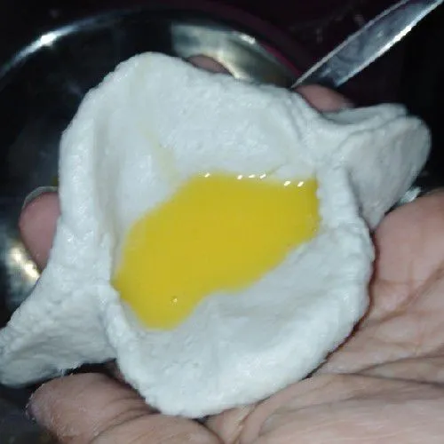 Ambil 1 kepal adonan, isi dengan kocokan telur, tutup.