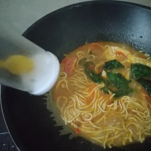 Tambah gula dan garam secukupnya. Setelah dirasa pas matikan api.