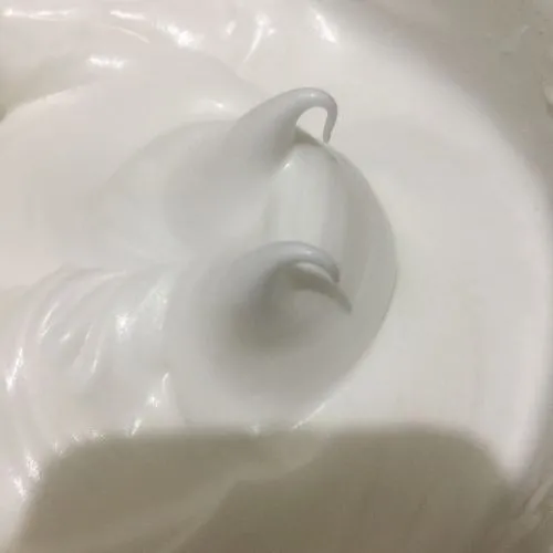Kocok putih telur dengan cuka apel mengunakan mixer kecepatan sedang hingga berbusa lalu tambah kecepatan mixer. Masukan sweetener kocok hingga soft peak (ujung mixer jika diangkat adonan membentuk lengkungan).