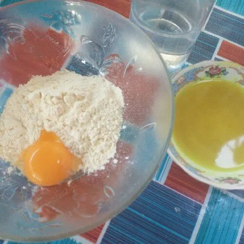 Buat adonan kremes campurkan tepung peyek 1 butir kuning telur 3 sendok makan air ungkepan ayam, 1/2 sendok teh baking powder dan 10 sendok makan air biasa, aduk sampai rata.