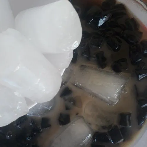 Tambahkan es batu secukupnya. Aduk sampai tercampur rata. Sajikan.