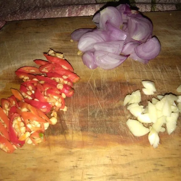 Iris halus semua bumbu yang sudah disiapkan.