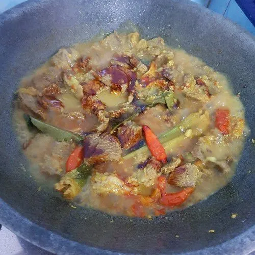 Tambahkan kecap dan cabai utuh.