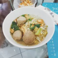 Penyajian : siapkan bihun rebus, sawi, tauge, siram kuah baso. Taburi daun bawang, bawang goreng. Jangan lupa sambal. Sajikan.