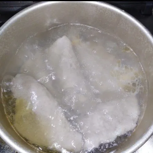 Masukkan adonan dalam air mendidih. Rebus hingga mengapung, tiriskan.