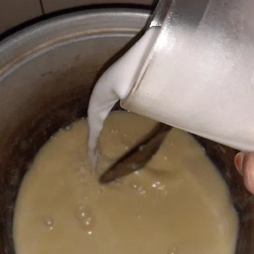 Panaskan panci, rebus jagung yang di blender tadi, lalu masukkan santan kental dan garam. Aduk hingga mendidih, lalu angkat dan dinginkan.