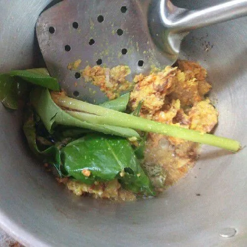 Tumis bumbu sampai harum, masukkan daun salam dan serai.