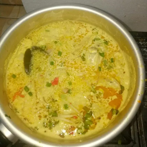 Tambahkan daun bawang dan tunggu mendidih. Koreksi rasa. Angkat dan sajikan.