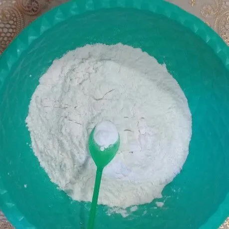 Campur tepung terigu dengan baking powder.
