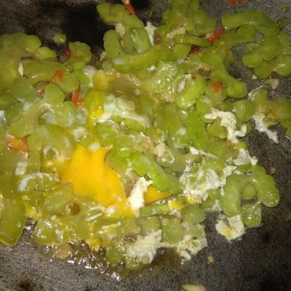 Setelah paria sudah setengah matang, masukkan telur. Aduk hingga rata. Angkat sayur bila sudah matang. Sayur siap disajikan.