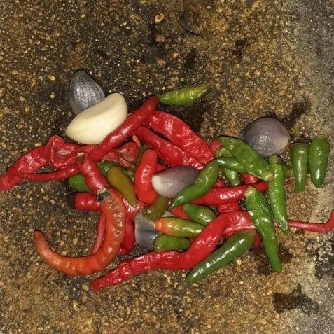 Giling halus cabai merah, cabai rawit, bawang merah dan bawang putih.