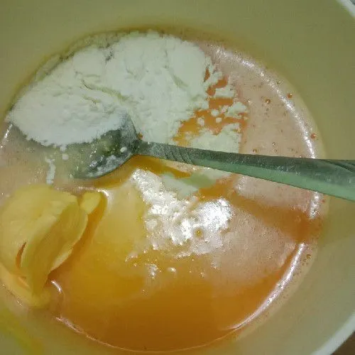 Setelah itu masukan margarin susu bubuk dan baking powder aduk hingga tercampur.